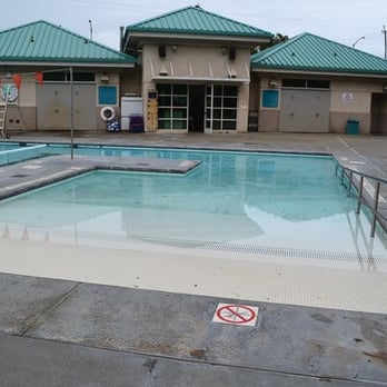 Piscina Brisbane Community Pool - San Mateo County