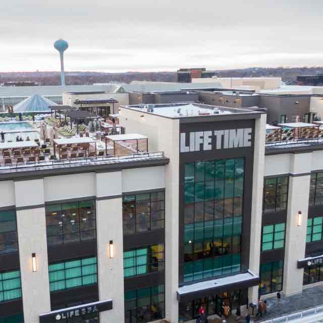 Piscina Life Time Edina at Southdale - Hennepin County