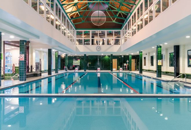 Piscina Nuffield Health - Surbiton Fitness & Wellbeing Gym - London Metropolitan Area