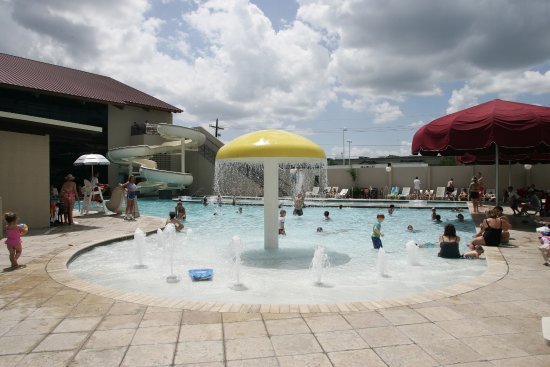 Piscina Red Lerille's Health and Racquet Club - Lafayette Parish