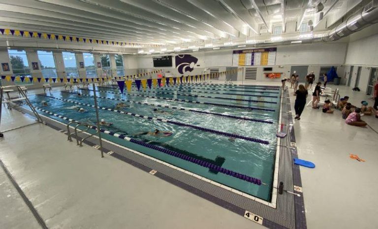 Piscina Blue Springs High School Aquatics Center (The Blue) - Jackson County