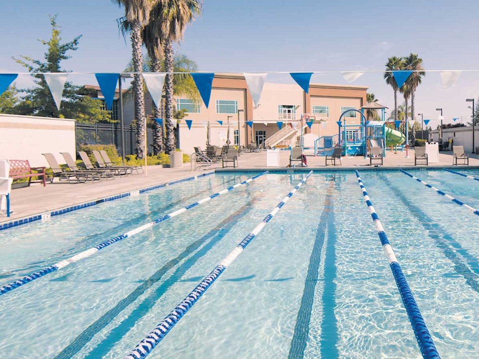 Piscina California Family Fitness - Elk Grove - Sacramento County