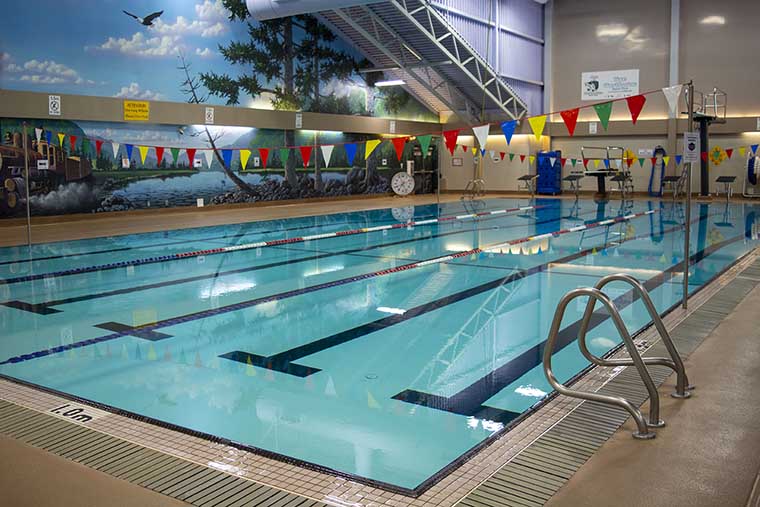 Piscina Dan Sharrers Aquatic Centre at the Hope Recreation Complex - Fraser Valley / Abbotsford Area