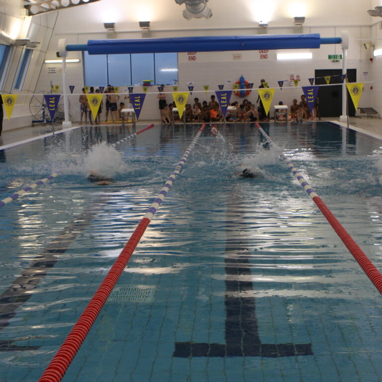 Piscina Ernest Bevin College Swimming Pool - London Metropolitan Area