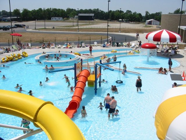 Piscina Falling Springs Park and Recreation Center - Woodford County