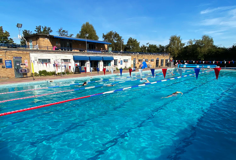 Piscina Hampton Heated Open Air Pool - London Metropolitan Area