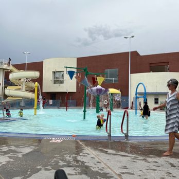 Piscina Henderson Multigenerational Center - Clark County