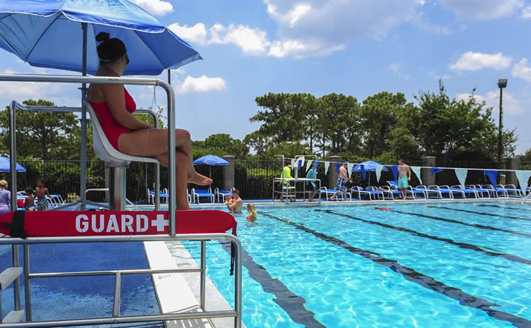 Piscina Hurlburt Field Aquatic Center - Okaloosa County