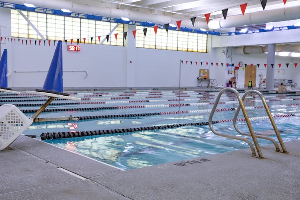 Piscina Kathleen Price Bryan Family YMCA - Guilford County