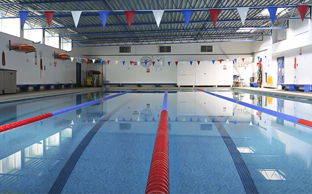 Piscina King Edward VII Science and Sport College / The Castle Rock School - Leicestershire