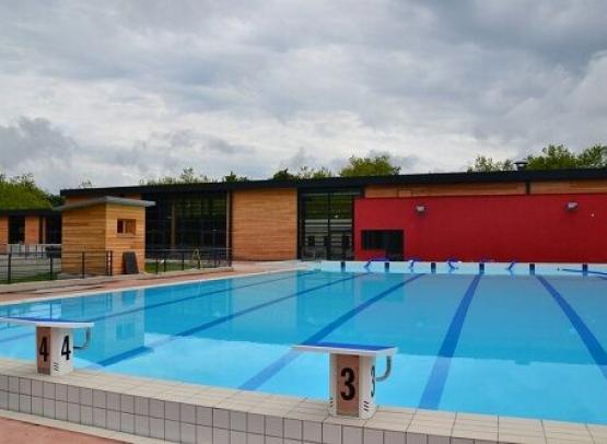 Piscina Le Complexe Aquatique du Cosson «Le CUBE» - La Ferte Saint Aubin