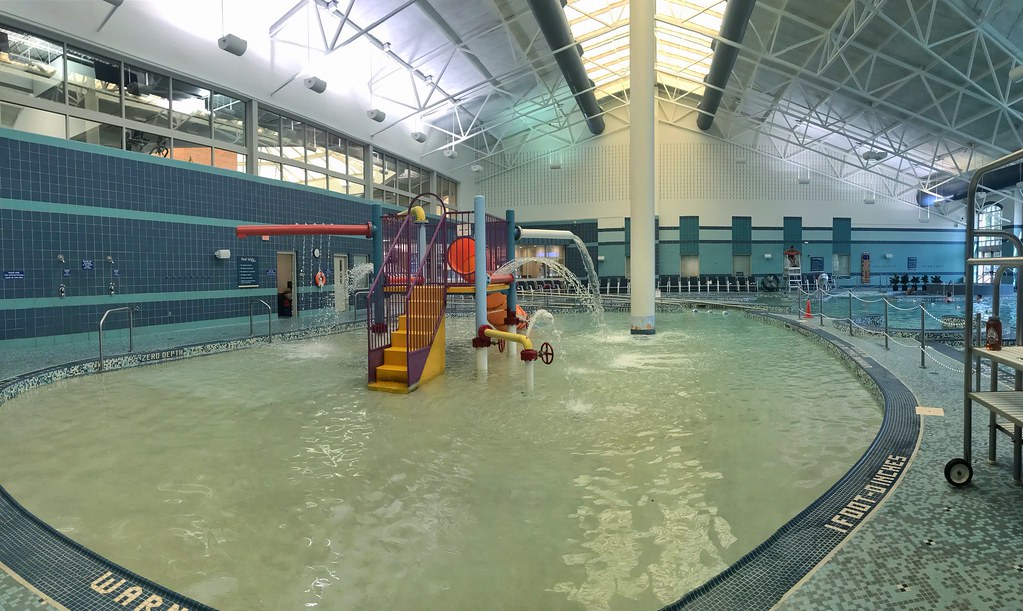 Piscina Middleburg Heights Community Recreation Center - Cuyahoga County