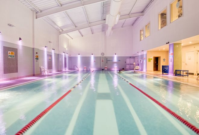 Piscina Nuffield Health - Brondesbury Park Fitness & Wellbeing Gym - London Metropolitan Area