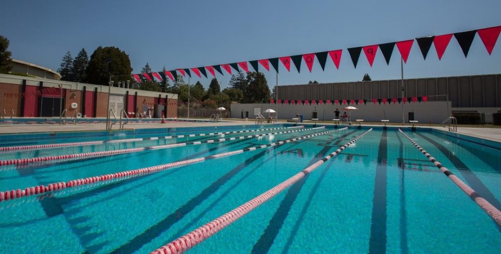 Piscina Pioneer Pool - Cal State East Bay - Alameda County