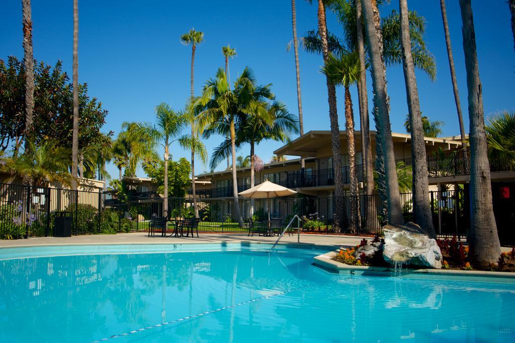 Piscina Ramada San Diego North Hotel & Conference Center - San Diego County