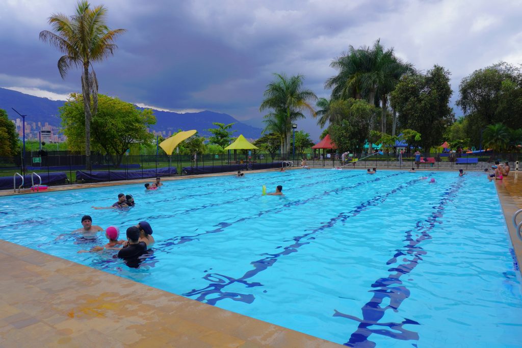 Piscina Recrear Parque Juan Pablo II - Giron