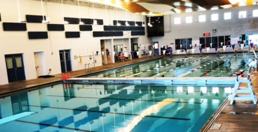 Piscina Round Hill Indoor Aquatic Center - Loudoun County