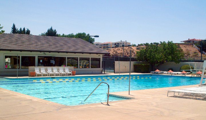 Piscina Spring Valley Lake Country Club - San Bernardino County