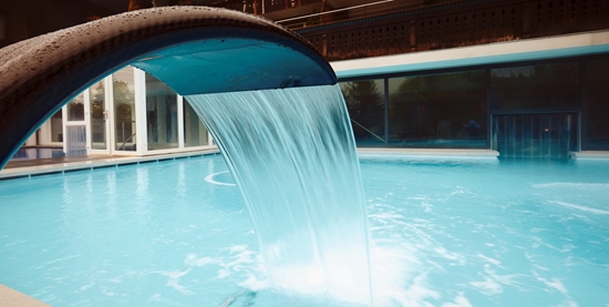 Piscina Wellness- & Spa-Hotel Ermitage - Schoenried ob Gstaad