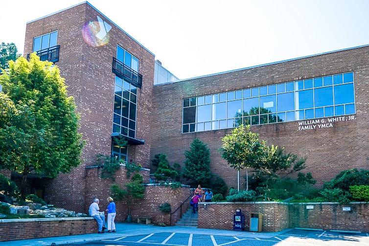 Piscina William G. White, Jr. Family YMCA - Forsyth County